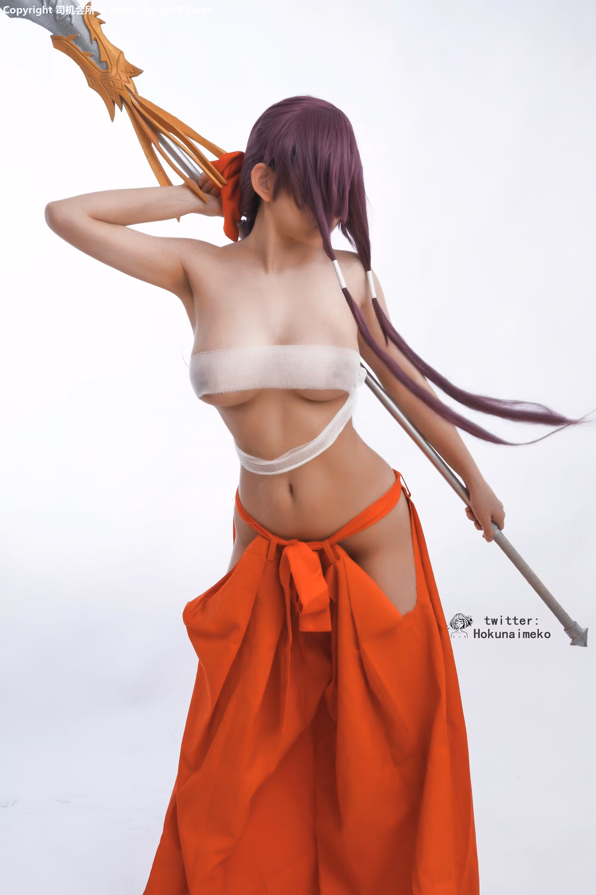 北海肉寐子身穿关云长巫女服手握长枪展现爆乳身材